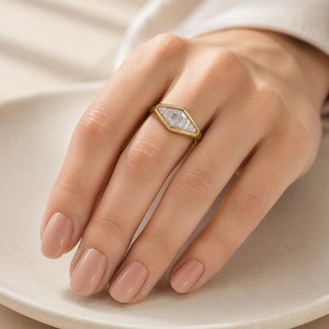 Anillo de Compromiso y Matrimonio de Oro Sólido de 10K, 14K, 18K con Certificación IGI, Color DEF, Claridad VS VVS, Corte Baguette, Anillo con Diamante Cultivado en Laboratorio - Product Image 5