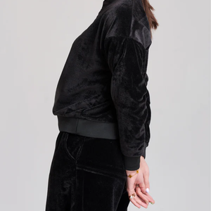 Conjunto Deportivo Informal de Felpa con Estampado Negro Timeless Femme, Chaqueta y Pantalones Ultra Suaves, Resistentes al Viento, Ecológicos y de Lujo para Mujer - Product Image 6