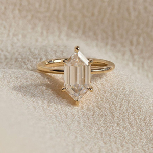 Bague en or massif avec diamant CZ blanc brillant taille hexagonale, halo caché et 6 griffes, design pour usage quotidien - Product Image 4