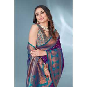 Sari de Seda Paithani con Lunares Morados y Blusa Sin Costuras con Contraste Tejido con Hilo Zari para Vestir de Noche - Product Image 2