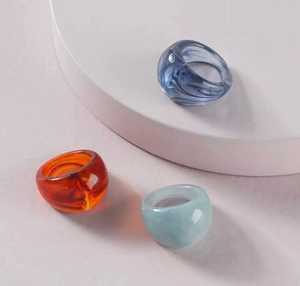 แหวนอะคริลิคสมัยใหม่ สีเหลืองเทา สำหรับทุกเพศ สวมใส่ได้ทุกวัน เครื่องประดับแฟชั่น ได้รับการรับรองจาก IGI รูปทรงเรขาคณิต ประดับด้วยเรซิ่นสังเคราะห์ - Product Image 2