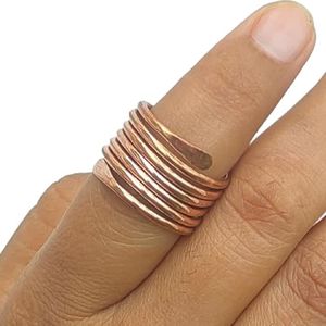 Anillo de Cobre Tradicional Diseñado con Detalles Artísticos Hechos a Mano para Exhibiciones de Joyería Únicas - Product Image 6
