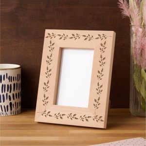 Cadre photo en bois sculpté sur mesure, vente en gros, cadre photo de table en bois naturel, motif floral décoratif, cadre photo de bureau - Product Image 1