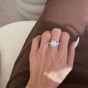 Conjunto de Anillos de Compromiso con Diamante Cultivado en Laboratorio de Corte Esmeralda de 5.50 Quilates _ Anillo de Compromiso con Pavé y Banda a Juego _ Oro Blanco de 18k - Product Image 1