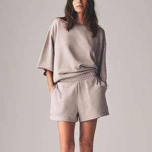 Conjunto Corto de Mujer en Tela de Rizo 100% Algodón OEM/ODM, con Logotipo Personalizado Serigrafiado, Corte Holgado Regular, Estilo Urbano, Largo hasta la Rodilla, Color Sólido - Product Image 2