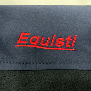 Veste tactique coupe-vent en polaire bleue, veste softshell pour la randonnée avec broderie personnalisée, vente en gros de vestes pour la randonnée, le camping et les activités de plein air - Product Image 5