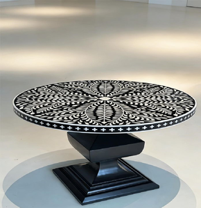 Mesa de centro moderna con pedestal y incrustaciones florales monocromáticas en blanco y negro, disponible a precios de mayorista. - Product Image 1