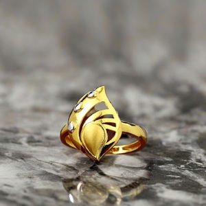 Bague en or plaqué or pour femmes |   Motif floral à deux tons |   Bijoux de fiançailles indiens de luxe - Product Image 1