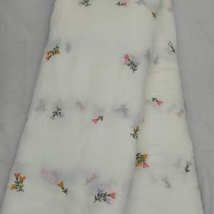 Tissu en coton Chanderi de qualité supérieure, 75 GSM, avec broderie florale multicolore, largeur 58 pouces, textile doux et respirant pour robes - Product Image 1