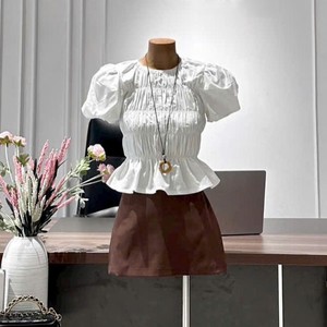 ชุดเซ็ต 2 ชิ้น เสื้อแขนพองสีขาวล้วนสไตล์ลำลองแฟชั่นขายส่ง กระโปรงสั้นสีน้ำตาล สำหรับผู้หญิง ใส่เที่ยววันหยุดฤดูร้อนหรือเดท ผ้าทอ - Product Image 5