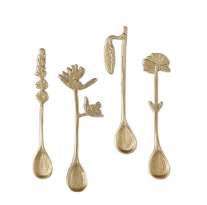 Cuillère de service décorative en laiton faite à la main avec un design ajouré, vaisselle de luxe à utiliser pour l'hôtel, le restaurant, la décoration de la maison - Product Image 2