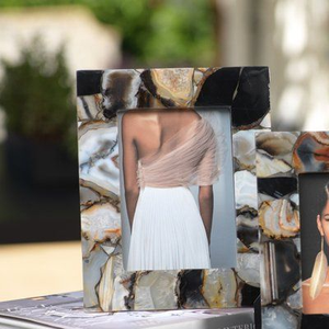 Hermoso Marco de Fotos de Resina Hecho a Mano con Detalles de Flores Prensadas para Regalos Personalizados - Product Image 3