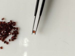 Granat rouge naturel 2MM, taille princesse carrée, qualité supérieure, pierre précieuse en vrac pour la fabrication de bijoux - Product Image 1