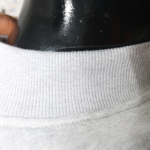 Sudadera VOAK HEATHER GREY con cuello alto, 100% algodón, con apliques bordados en azul, cuello ancho, CLUSH INDUSTRIES - Product Image 6