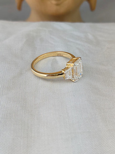 Exquisite <b>Emerald</b> Diamond <b>Ring</b> with Side Stones, Set in Elegant Yellow Gold – A Perfect Blend of Luxury and Timeless Beauty - Product Image 3