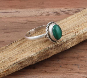 แหวนเงินแท้ประดับมาลาไคต์ธรรมชาติ หินสีเขียว ดีไซน์คลาสสิก เหมาะสำหรับงานแต่งงานและงานเลี้ยง สำหรับผู้หญิง เครื่องประดับคุณภาพดี ขายส่ง - Product Image 2