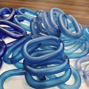 Grande Décoration Murale en Résine Transparente Colorée Écologique Faite à la Main avec Maillons de Chaîne Personnalisés - Product Image 5