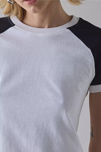 Camiseta Corta de Manga Raglán 100% Algodón para Mujer, Estilo Baby Tee, Venta al por Mayor, Personalizada con Ribete en Contraste, Ajuste Delgado, Estilo Urbano, Camiseta Ringer - Product Image 3