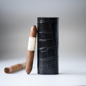 Estuche de puros de cuero de lujo hecho a mano con cortador integrado y diseño apto para viajes a un precio asequible. - Product Image 5