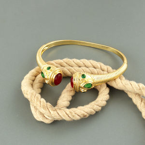 Bracelet manchette tendance en jade double rubis avec quartz émeraude et zircon cubique, en laiton plaqué or texturé, bijou audacieux et affirmé - Product Image 3