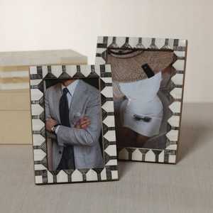 Cadre photo rectangulaire en bois et os à motif chevron, gris et blanc, moderne, décoratif, cadeau, pour exposition de mariage - Product Image 1