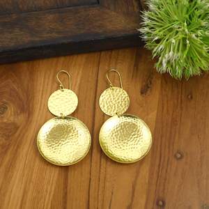 Boucles d'oreilles pendantes martelées plaquées or pour unisexe |   Boucles d'oreilles pendantes classiques faites à la main |   Bijoux de mode pour fêtes OEM ODM - Product Image 3