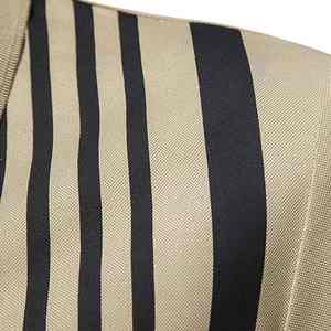 Camiseta polo versátil y esencial con un diseño tradicional y costuras de alta calidad que combina bien con cualquier pantalón. - Product Image 5