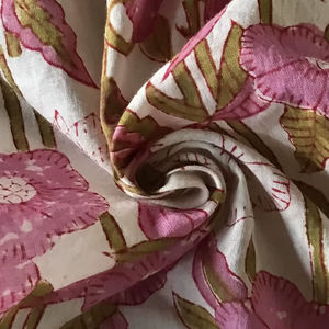 Tissu en coton imprimé à la main – Motif floral vertical |   Rose mauve et vert olive sur fond blanc naturel - Product Image 2