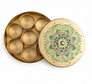 Boîte de rangement ronde en métal avec couvercle floral mandala vert, design bohème fait main pour le salon - Product Image 1