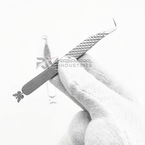 Pinzas para pestañas RMI, nuevo producto, diseño plateado con mariposa y flor en la parte inferior, punta mate a 90 grados. - Product Image 3