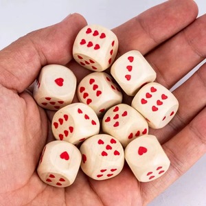 Jeu de dés de stratégie traditionnel en bois naturel, carré, fait main, gravé, écologique, pour la maison et les fêtes - Product Image 1