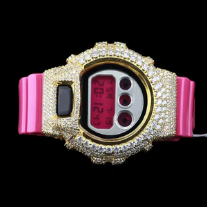 Reloj digital vibrante estilo hip hop con bisel dorado brillante, correa rosa y piedras brillantes para un accesorio de moda. - Product Image 4