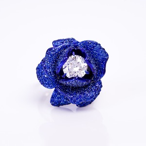 Bague en argent avec saphir bleu de laboratoire, motif floral et diamant central, bague statement pour femme, bijou floral de luxe, cadeau - Product Image 2