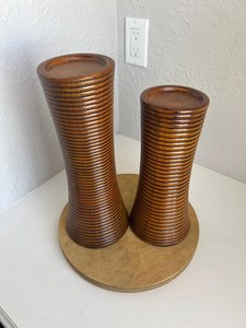 Portavelas de Madera de Acacia Hechos a Mano, Estilo Vintage Moderno de Mediados de Siglo |   Soportes Anchos Esculpidos con Diseño Acanalado de los Años 70 - Product Image 2