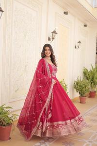 Costume Anarkali à effet de fleurs brodé de sequins riches - Style moderne pour bal de promo, mariage et Diwali - Product Image 3
