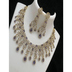 Conjunto de Collar y Pendientes de Latón Chapado en Oro Mate con Circonitas de Calidad Premium para Mujer, Ideal para Bodas y Fiestas, Estilo Moderno - Product Image 1