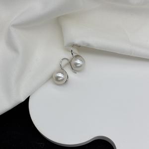 ต่างหูห้อยมุกแท้ทรงกลมสีขาวธรรมชาติ ขนาด 11-12 มม. แบบเกี่ยวหู สไตล์ Edison Pearl สีเงิน - Product Image 5