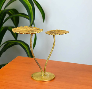 Paire de feuilles dorées contemporaines en fil métallique sur bases noires élégantes pour une touche urbaine chic. Disponible à prix de gros. - Product Image 3