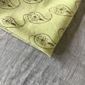 Tissu en coton imprimé à la main – Base vert pistache avec motif floral Paisley minimaliste |   Textile artisanal indien - Product Image 3