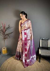 Sari de Seda Kanjivaram de Lujo con Borde en Contraste y Tejido Clásico de Zari Plateado - Product Image 3