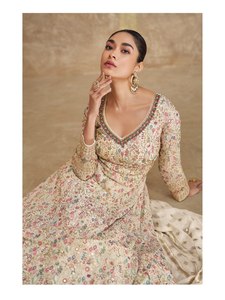 Hermoso Vestido Anarkali Blanco de Georgette con Lentejuelas Bordadas para Fiestas Indias y Pakistaníes, Largo hasta el Suelo - Product Image 3