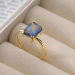 Bague solitaire en tanzanite bleu profond taille émeraude, argent sterling 925 plaqué or 14 carats, bijou moderne et minimaliste - Product Image 1