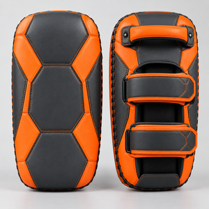Protège-poignets de boxe thaïlandaise en cuir noir et orange avec sangles auto-agrippantes réglables - Product Image 1