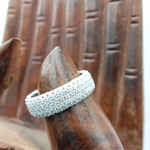 Anillo de Boda de Lujo Personalizado con Engaste Pavé, Plata 925 / Oro Blanco de 10K, 14K, 18K, con Diamante Moissanita - Product Image 1