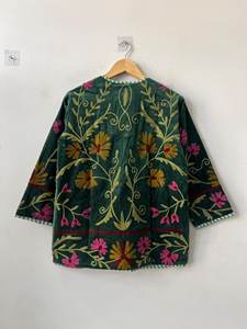 Kimono Corto de Terciopelo Verde con Bordado Floral y Cinturón, Estilo Boho Suzani, Prenda Exterior de Moda - Product Image 3