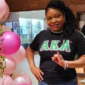 AKA noir Premium chemise femmes grec lettre imprimé tissu de haute qualité coupe confortable décontracté col rond haut - Product Image 2