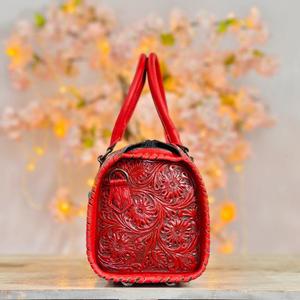 Bolso de Mano de Cuero Rojo de Lujo con Diseño Floral Repujado y Detalle de Piedra Turquesa - Product Image 4