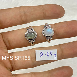 แหวนเงินแท้ 925 ประดับมูนสโตนรูปทรงรุ้งตรงกลาง พร้อมวงแหวนรูปใบไม้ ดีไซน์สวยงามสำหรับผู้หญิง - Product Image 1