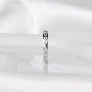 Anillo de Diamantes Cultivados en Laboratorio con Corte Esmeralda de 1.5 Quilates, Estilo Eternity en Oro Blanco de 14K, Anillo de Boda Minimalista Apilable - Product Image 5