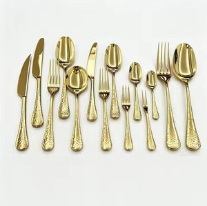 Ensemble de couverts en métal doré de luxe avec finition design pour la table à manger et la cuisine - Product Image 1